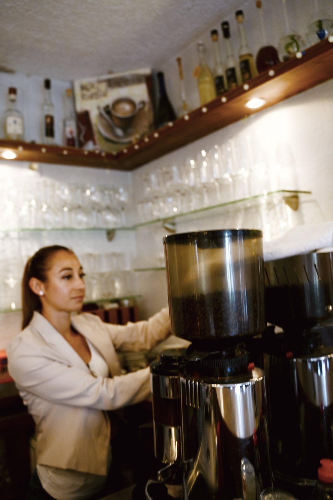 Mitarbeiterin an der Kaffeemaschine